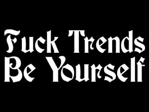 Naklejka "Fuck trend, be yourself" 20 cm (biała)