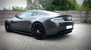 Dokładki progów Aston Martin V8 Vantage (czarny połysk)
