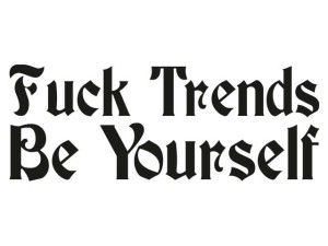 Naklejka "Fuck trend, be yourself" 20 cm (czarna)