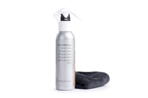 Quick detailer do szybkiego czyszczenia wnętrza i karoserii Mercedes-Benz SchnellReiniger 150 ml (zestaw z mikrofibrą)
