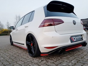 Splittery tylne boczne Volkswagen Golf MK7 GTI Clubsport (czerwony)