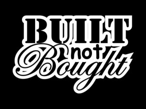 Naklejka "Built not bought" 15 cm (biała)